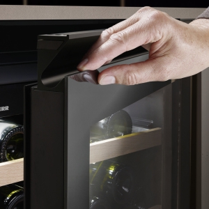 Liebherr-bt -GlassBlack с горизонтальным углублением для ручки